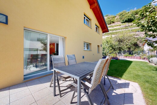 terrasse mit terrasse, essbereich im freien, rasen, property visible, und day time