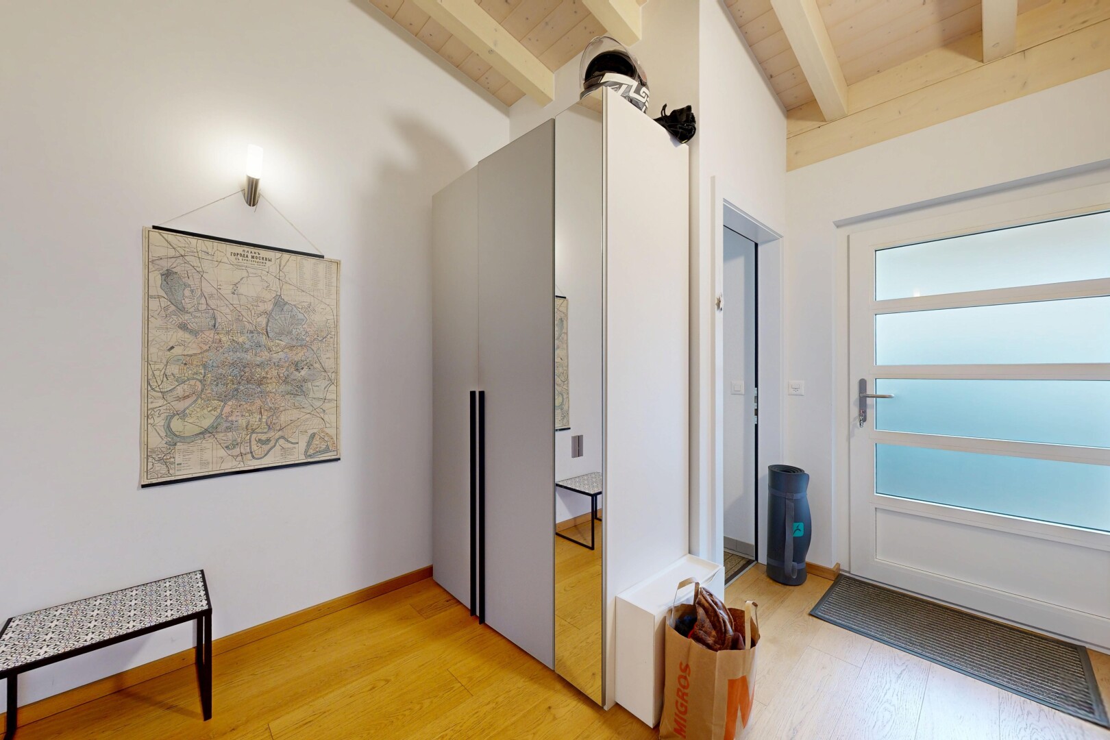 halle / korridor mit inside property, gipskartonwand, drywall, holzfußboden, und wood finish floor