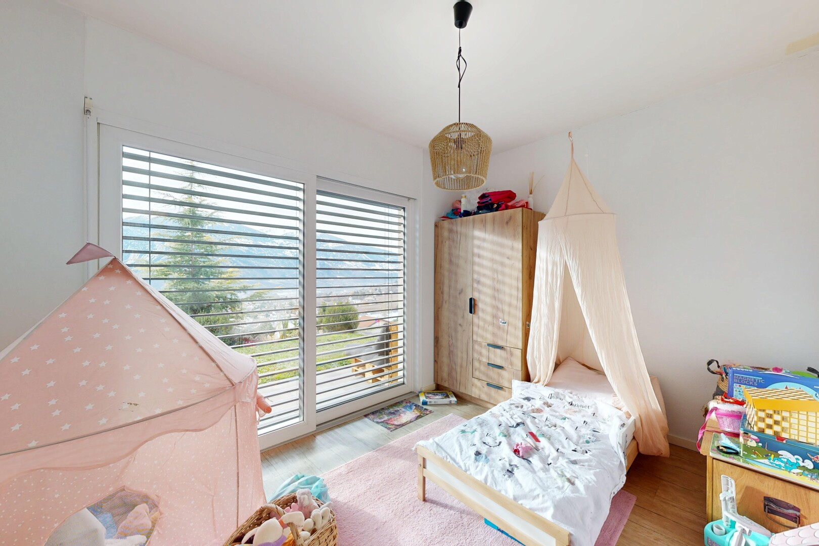 zimmer / schlafzimmer mit inside property, gipskartonwand, drywall, natürliches licht, und natural light