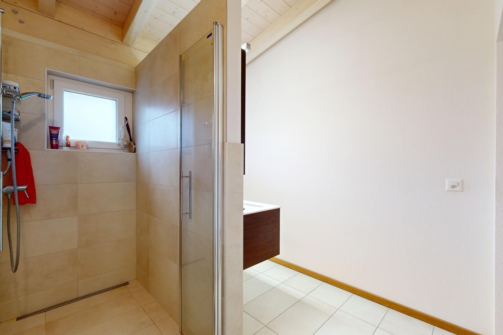 bad mit schminktisch, natürliches licht, natural light, komplettes badezimmer, und dusche
