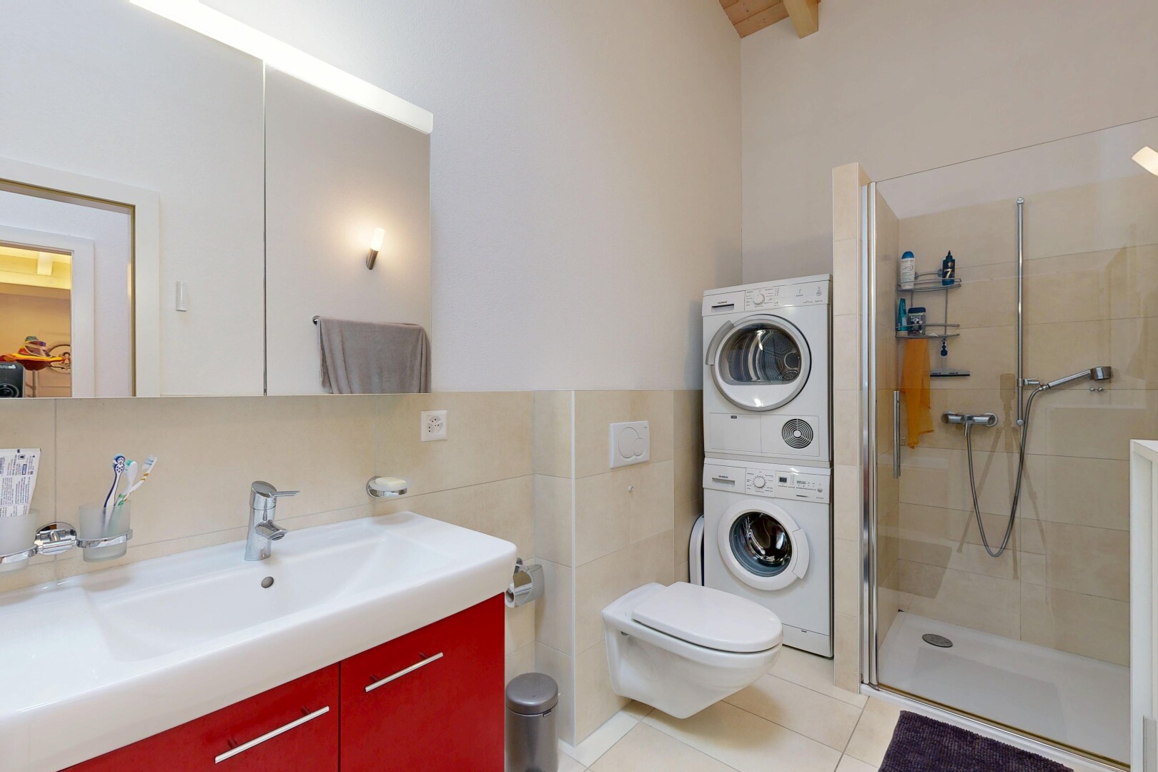 bad mit schminktisch, spiegel, inside property, komplettes badezimmer, und dusche
