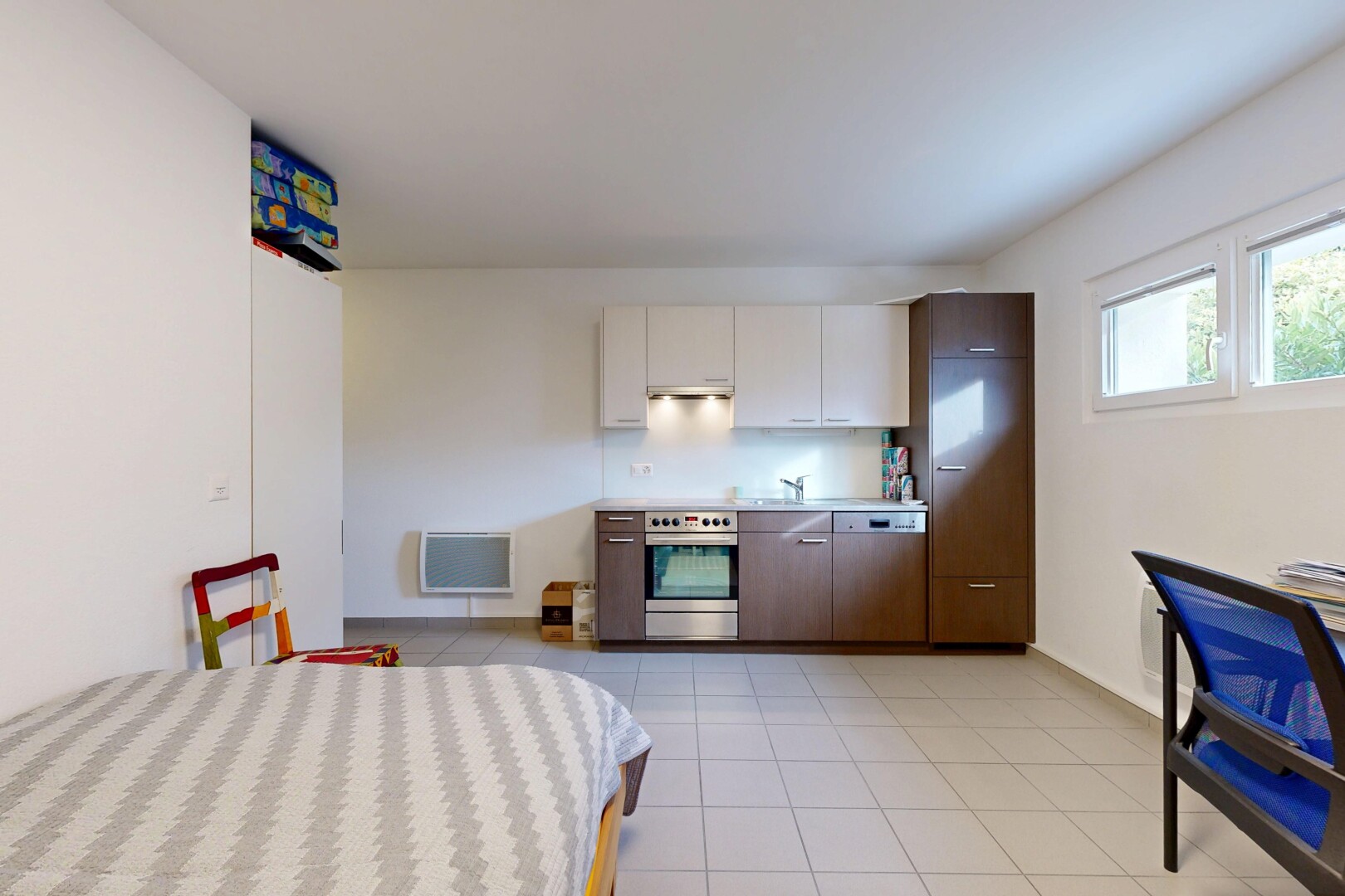 küche mit arbeitsplatten, inside property, weiße schränke, gipskartonwand, und drywall