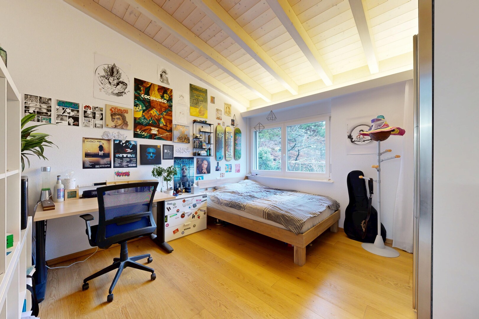 zimmer / schlafzimmer mit inside property, dachschräge, vaulted ceiling, holzfußboden, und wood finish floor