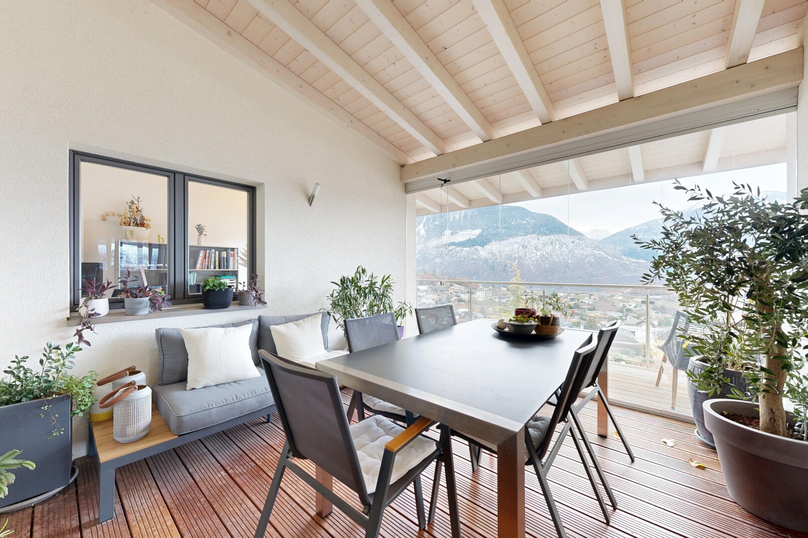 terrasse mit blick auf die berge, mountain view, essbereich im freien, und inside property