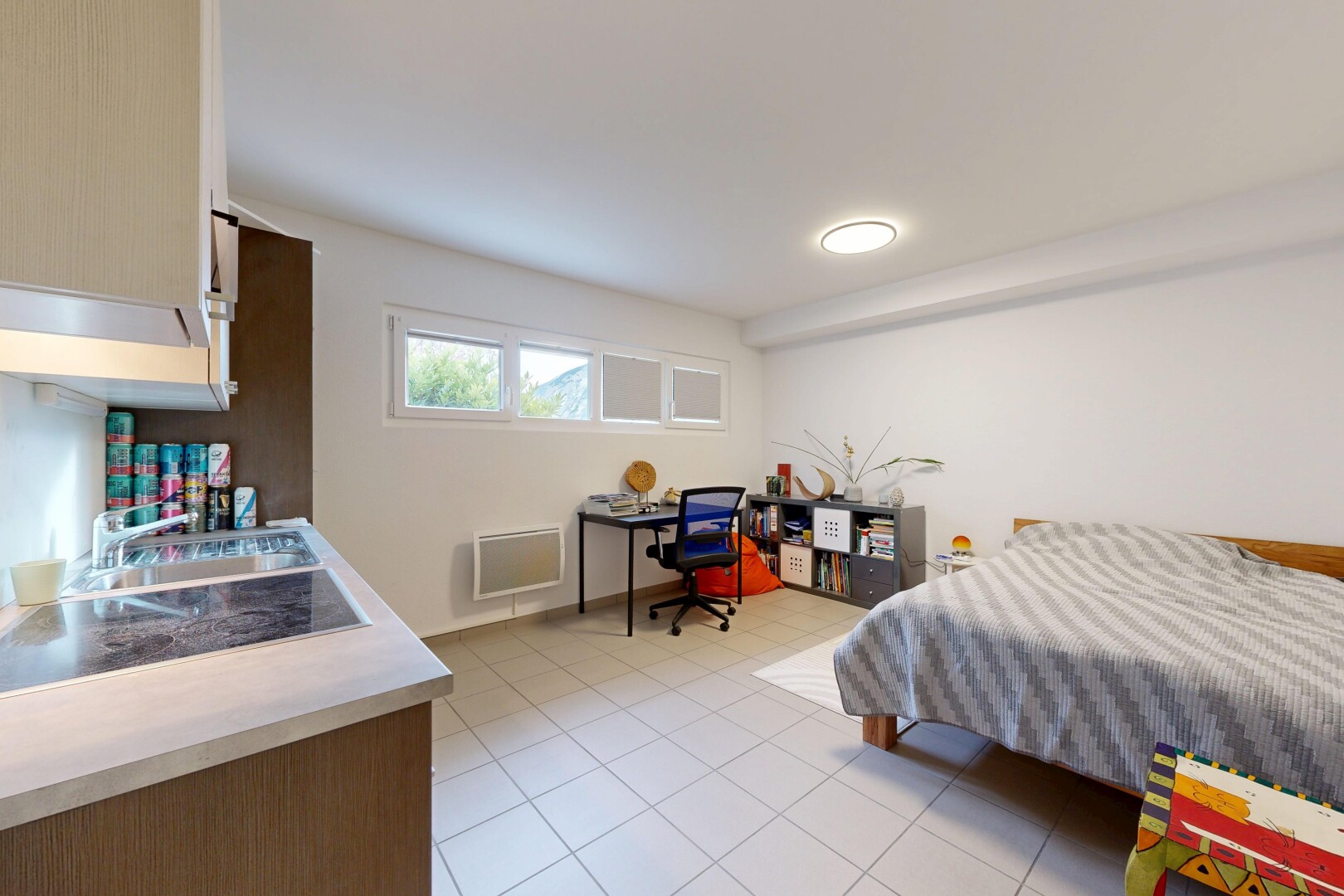 zimmer / schlafzimmer mit bürobereich, natürliches licht, natural light, inside property, und gipskartonwand