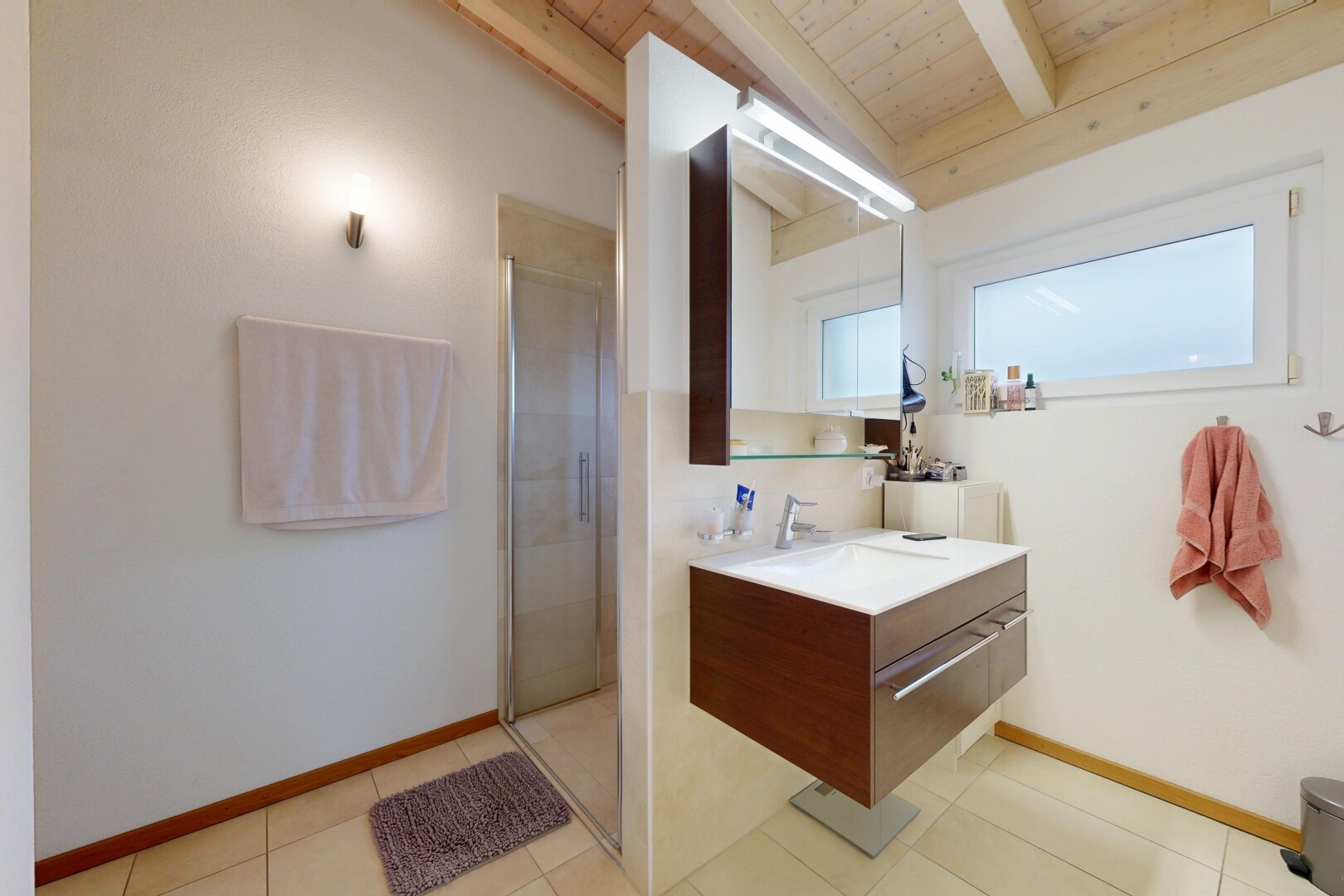bad mit schminktisch, komplettes badezimmer, spiegel, dusche, und gipskartonwand