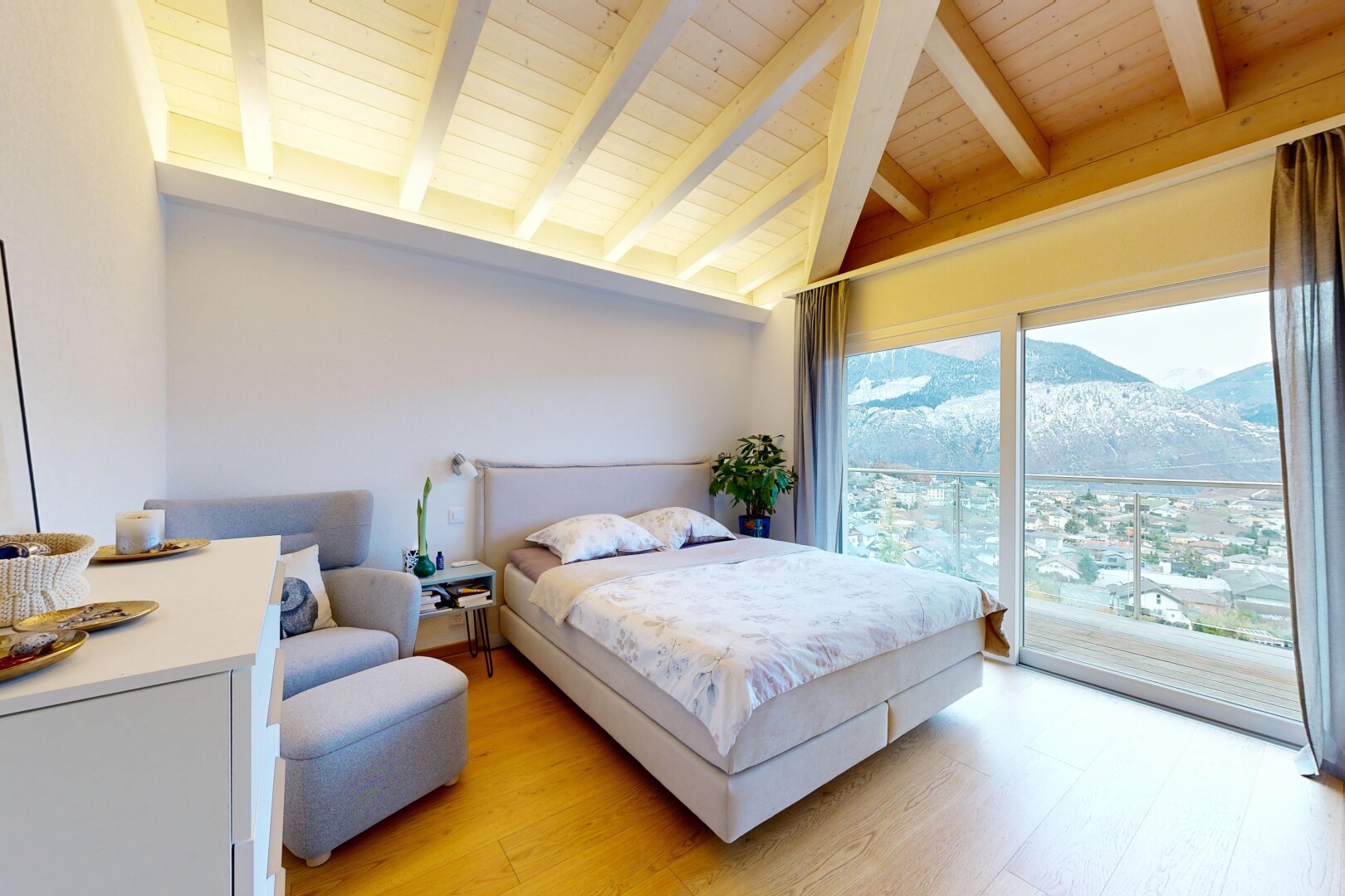 zimmer / schlafzimmer mit inside property, dachschräge, vaulted ceiling, natürliches licht, und natural light