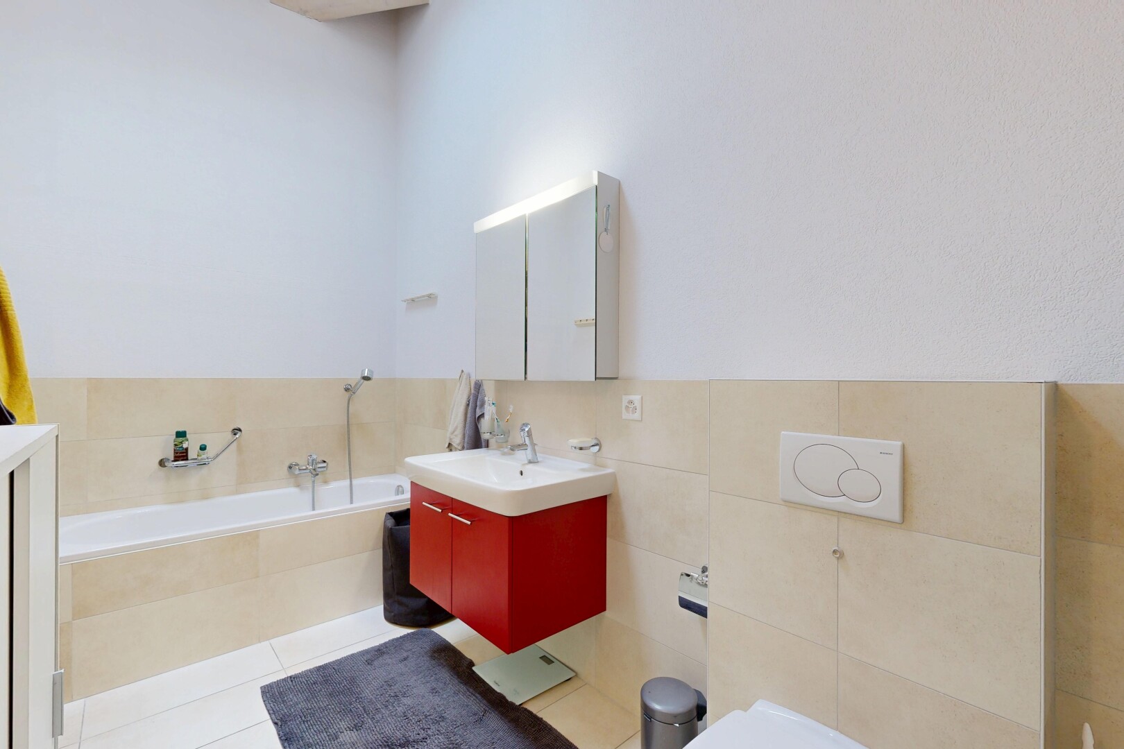bad mit bad, schminktisch, komplettes badezimmer, spiegel, und fliesenwand