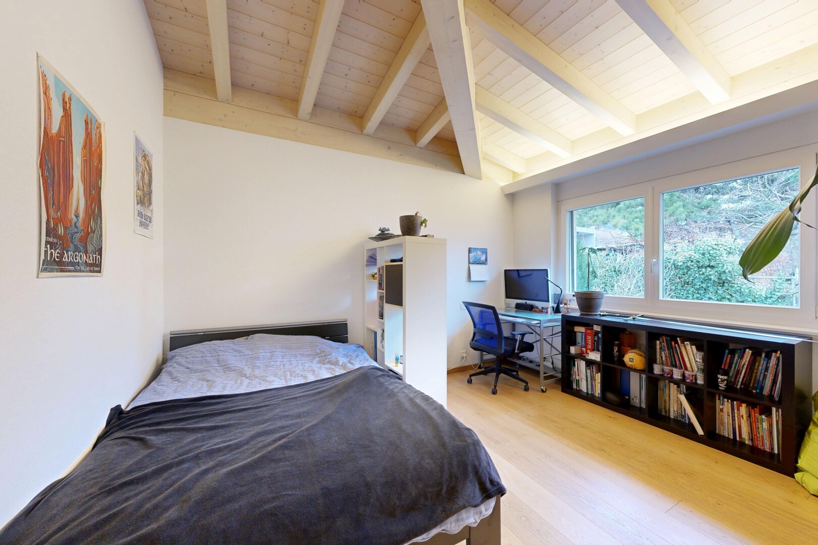 zimmer / schlafzimmer mit dachschräge, vaulted ceiling, natürliches licht, natural light, und inside property