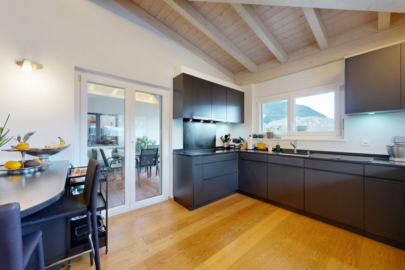 küche mit arbeitsplatten, dachschräge, vaulted ceiling, schränke mit flachen paneelen, und gipskartonwand