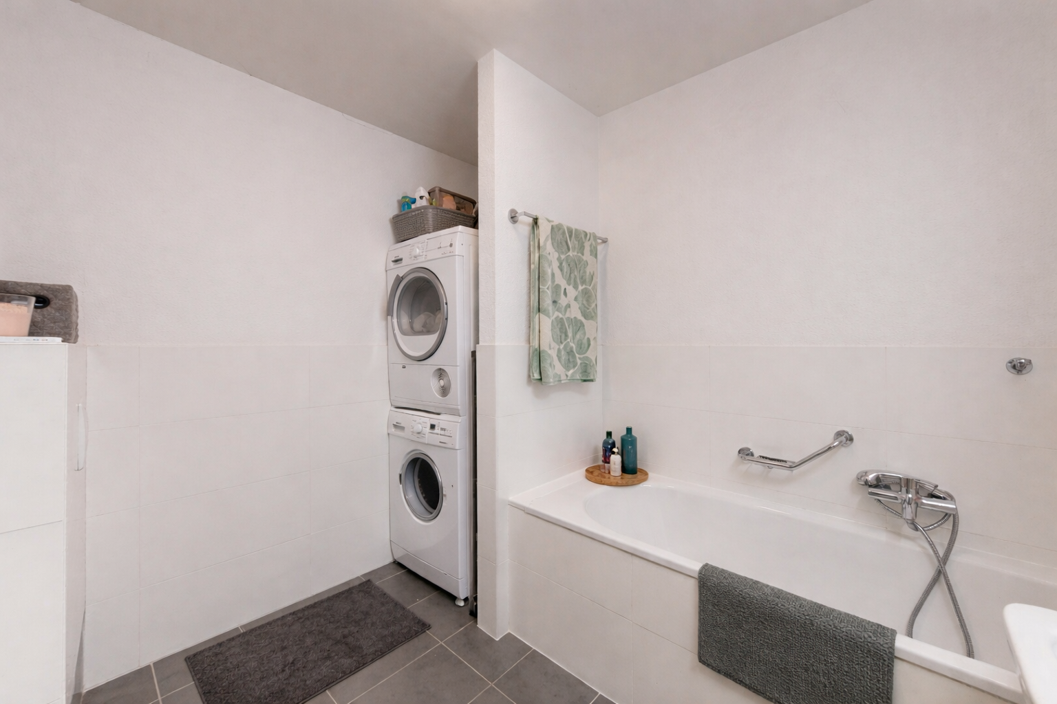 wäschekammer mit fliesenwand, tile wall, waschturm, fliesenboden, und tile floor
