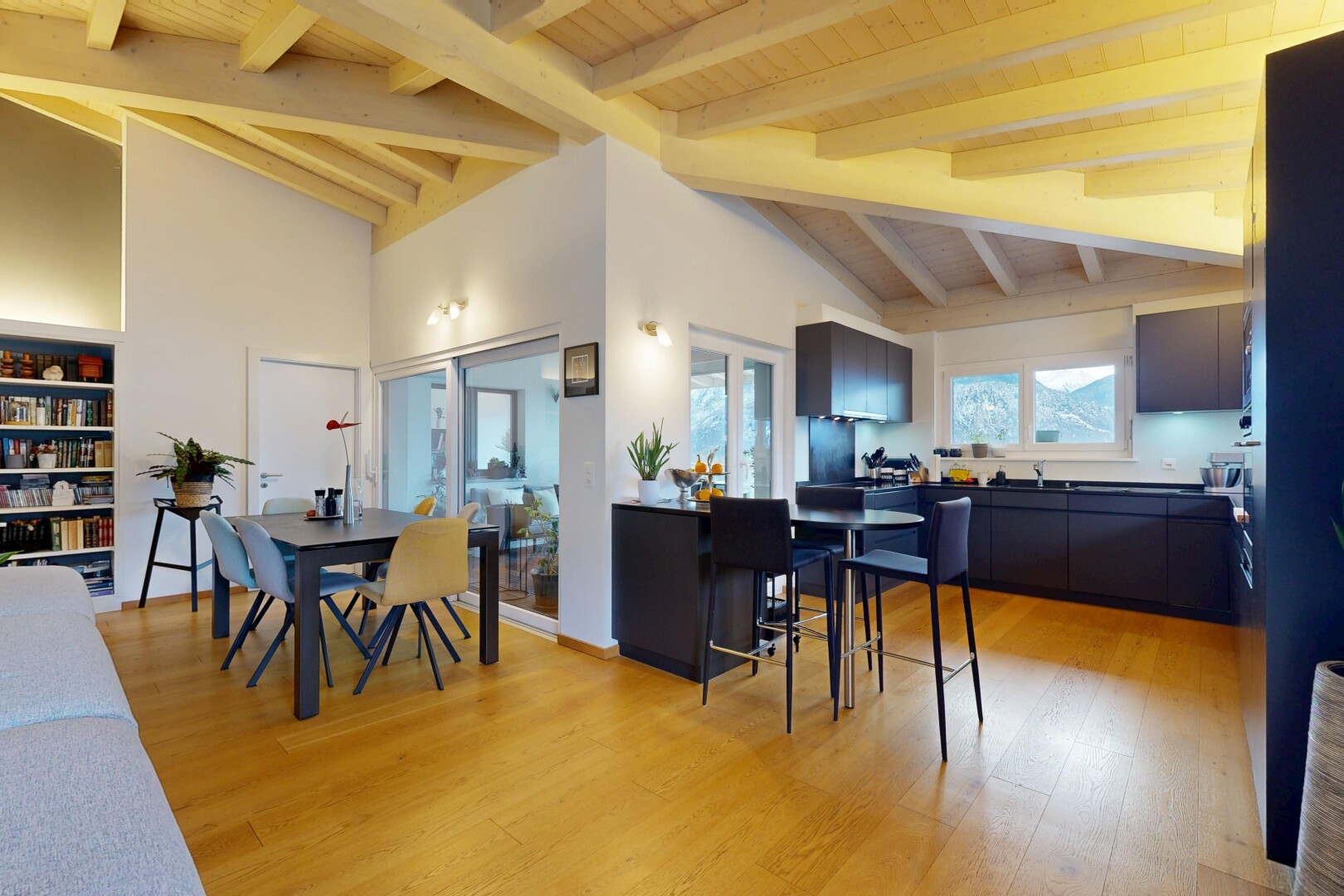 wohn- / esszimmer mit dachschräge, vaulted ceiling, inside property, holzfußboden, und wood finish floor