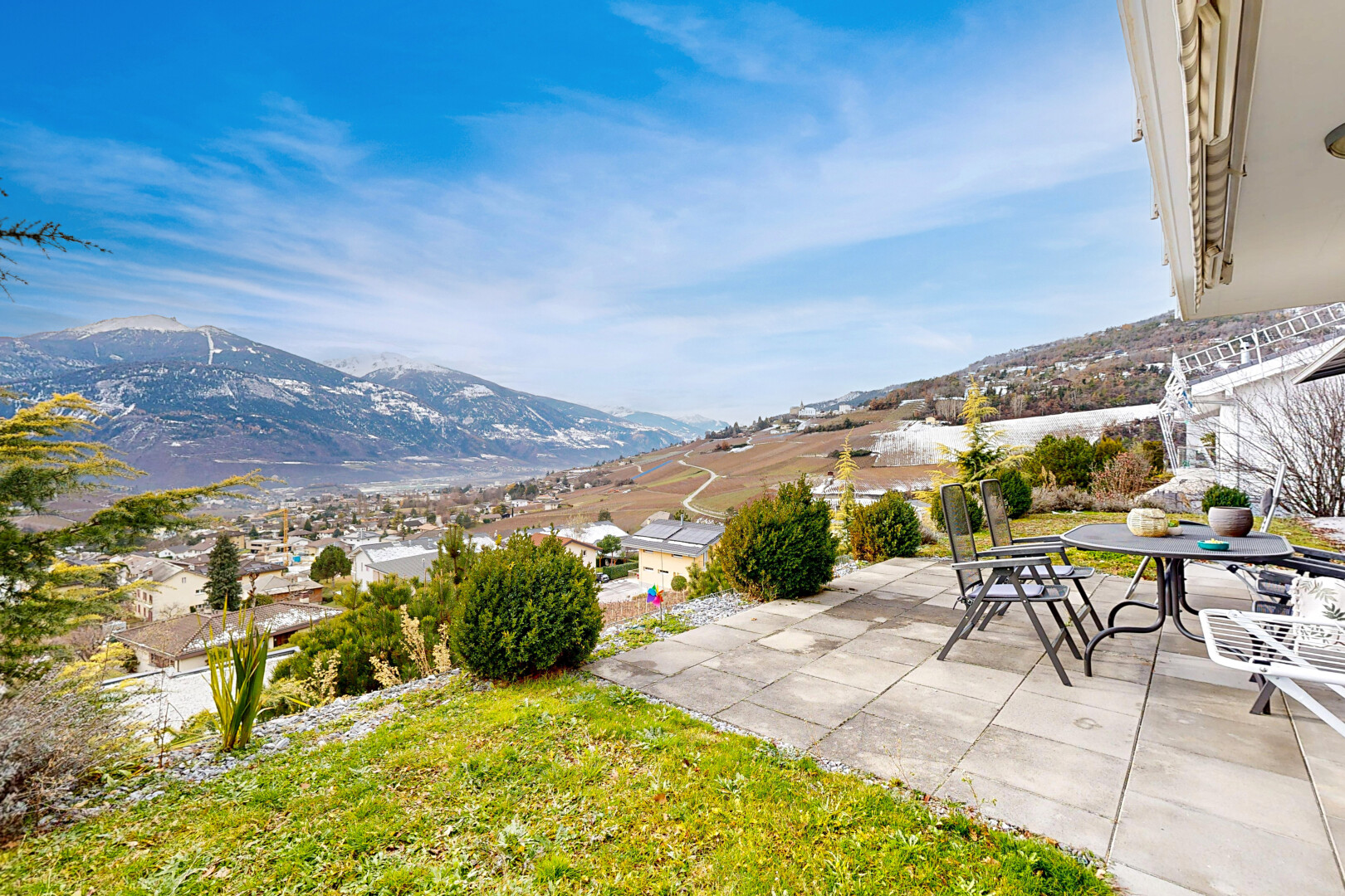 blick auf die berge mit from property, day time, mountain view, und blick auf die berge