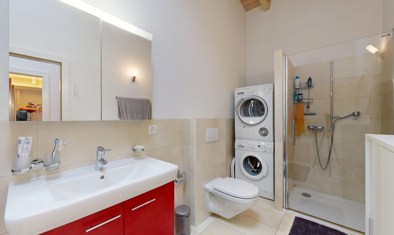 bad mit schminktisch, spiegel, inside property, komplettes badezimmer, und dusche