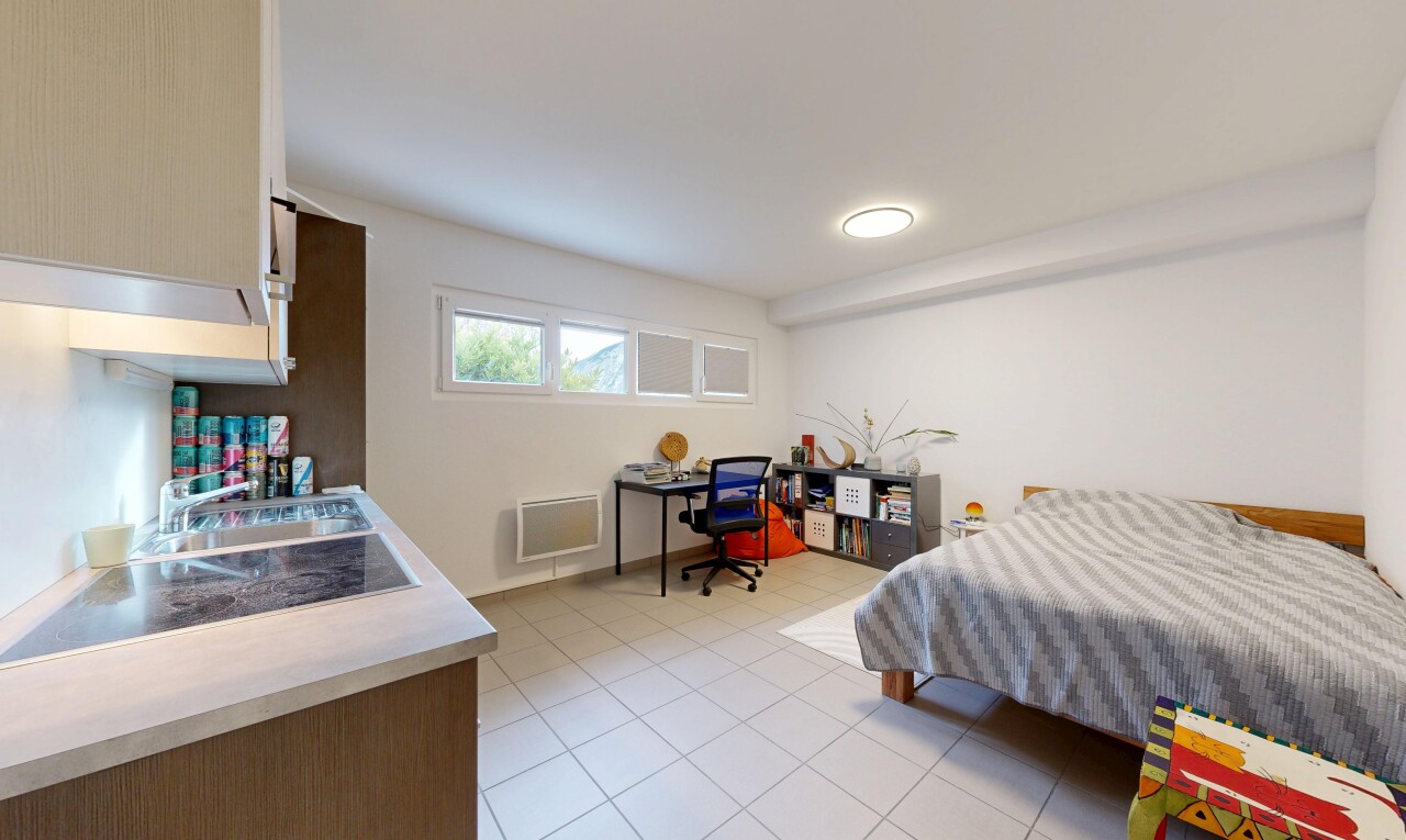zimmer / schlafzimmer mit bürobereich, natürliches licht, natural light, inside property, und gipskartonwand