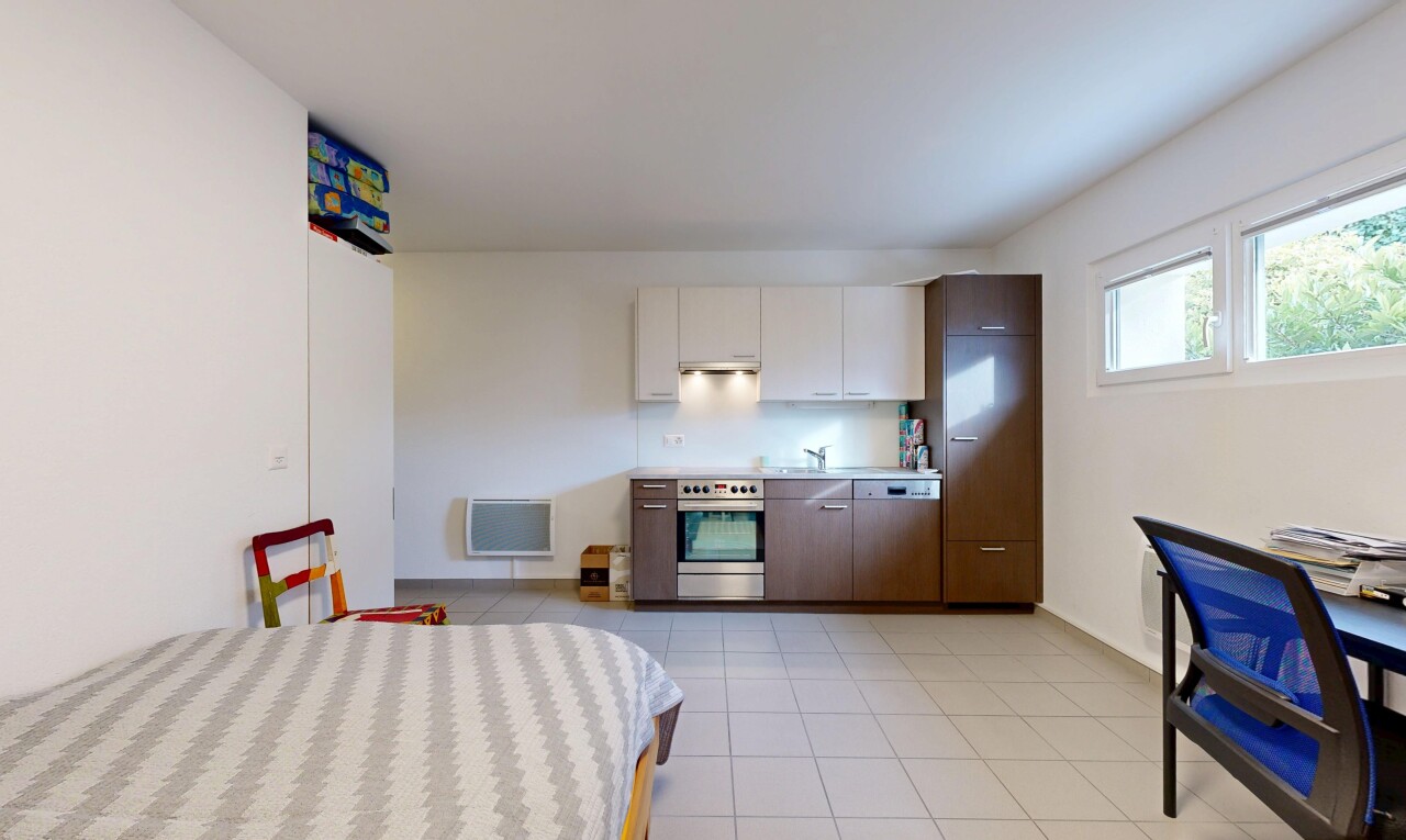 küche mit arbeitsplatten, inside property, weiße schränke, gipskartonwand, und drywall