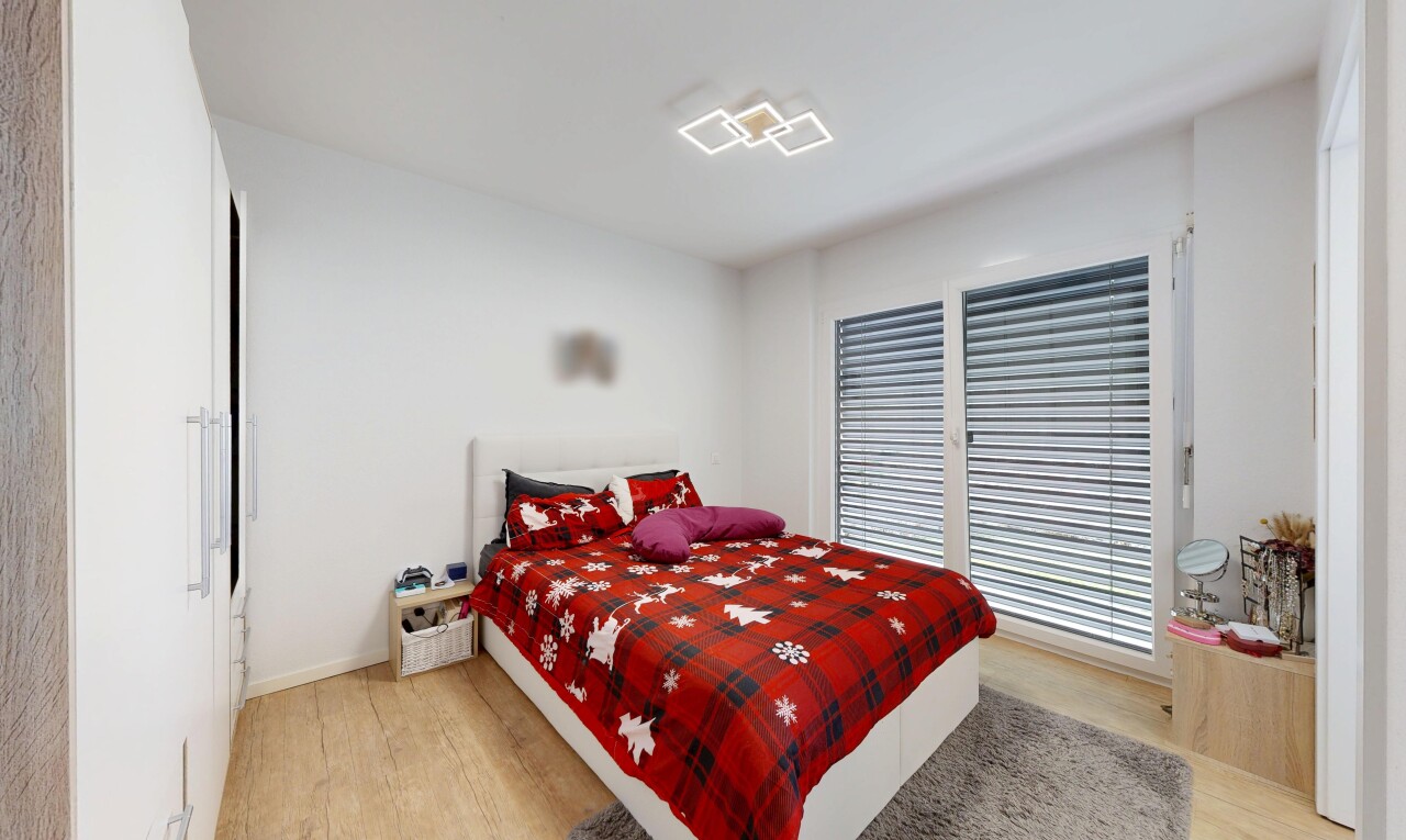 zimmer / schlafzimmer mit gipskartonwand, drywall, inside property, holzfußboden, und wood finish floor