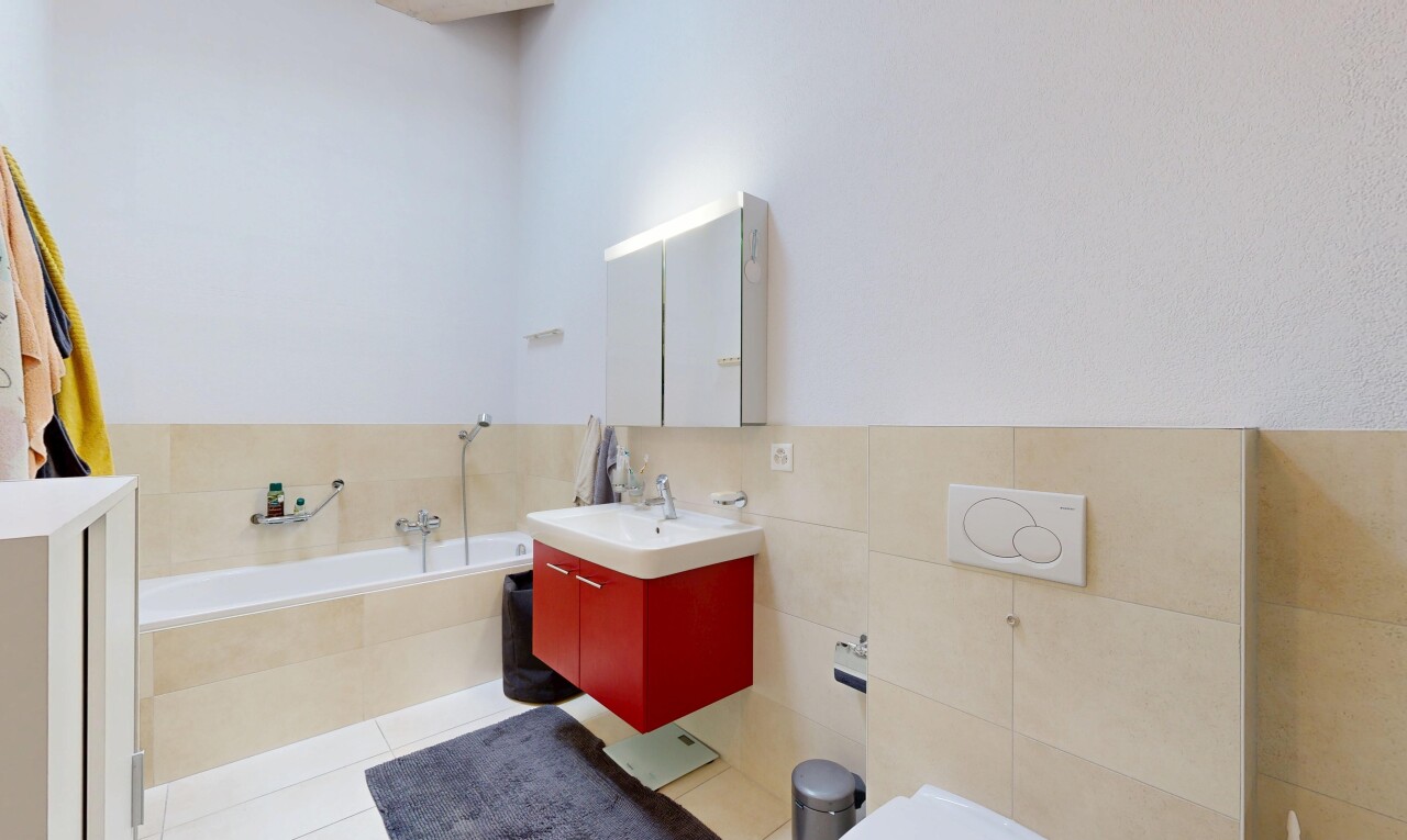 bad mit bad, schminktisch, komplettes badezimmer, spiegel, und fliesenwand