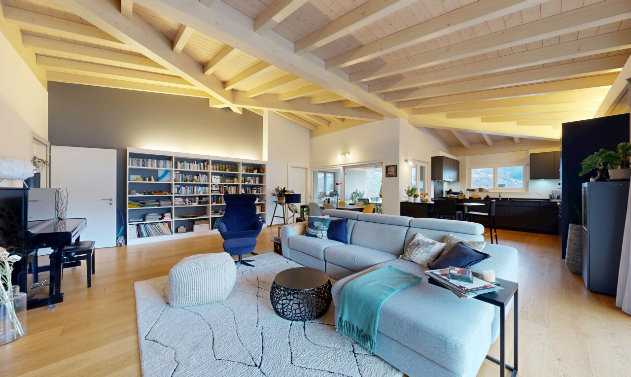 wohn- / esszimmer mit inside property, dachschräge, vaulted ceiling, balkendecke, und beamed ceiling