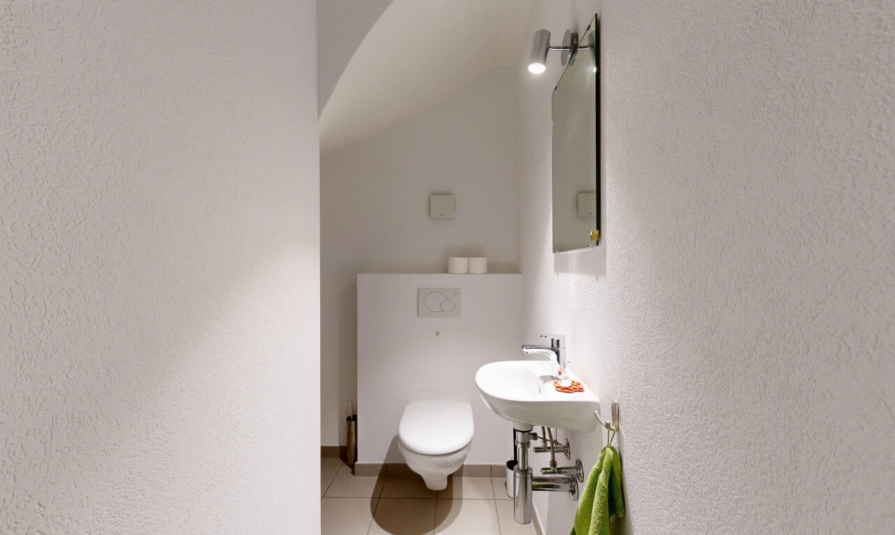 bad mit spiegel, strukturierte wand, textured wall, fliesenboden, und tile floor
