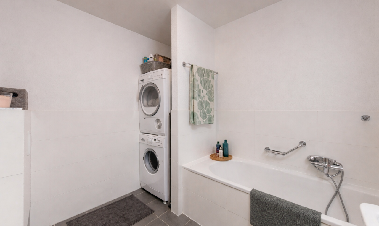 wäschekammer mit fliesenwand, tile wall, waschturm, fliesenboden, und tile floor