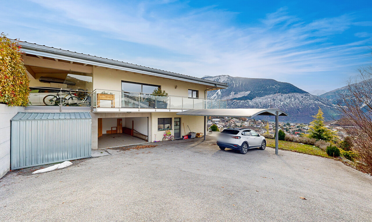 außenansicht mit balkon, blick auf die berge, mountain view, day time, und carport angeschlossen