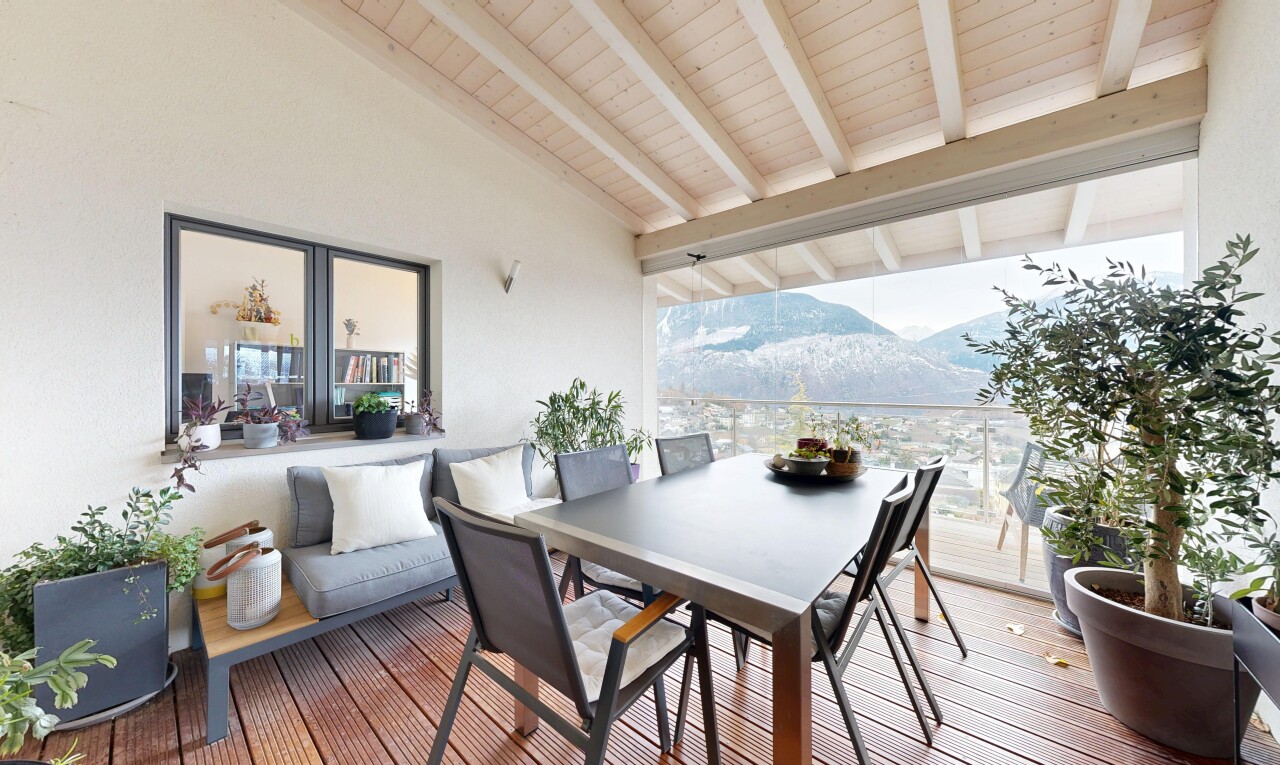 terrasse mit blick auf die berge, mountain view, essbereich im freien, und inside property