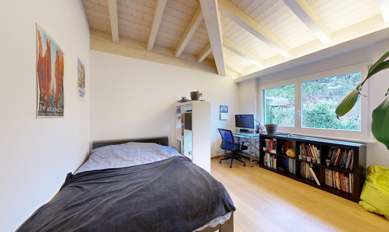 zimmer / schlafzimmer mit dachschräge, vaulted ceiling, natürliches licht, natural light, und inside property