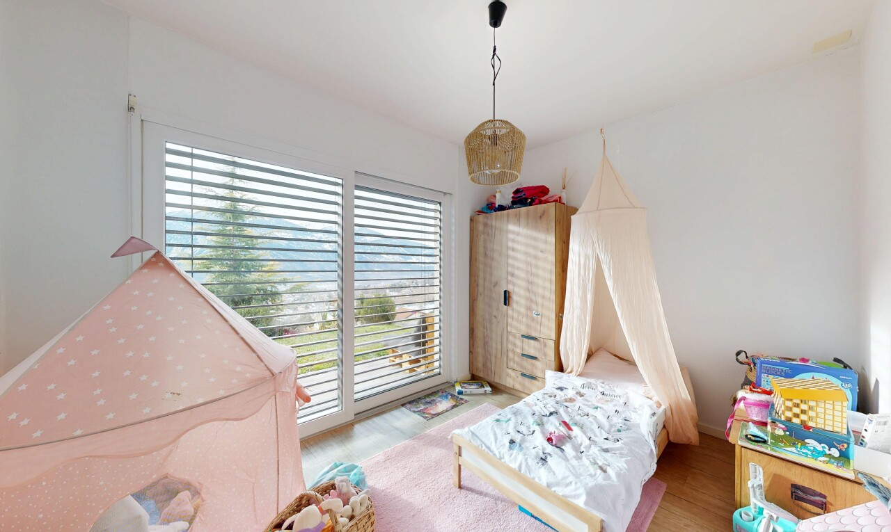 zimmer / schlafzimmer mit inside property, gipskartonwand, drywall, natürliches licht, und natural light