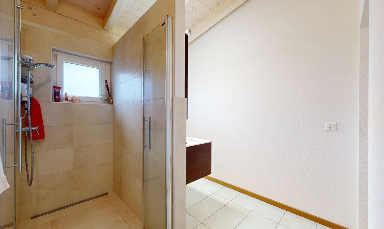 bad mit schminktisch, natürliches licht, natural light, komplettes badezimmer, und dusche