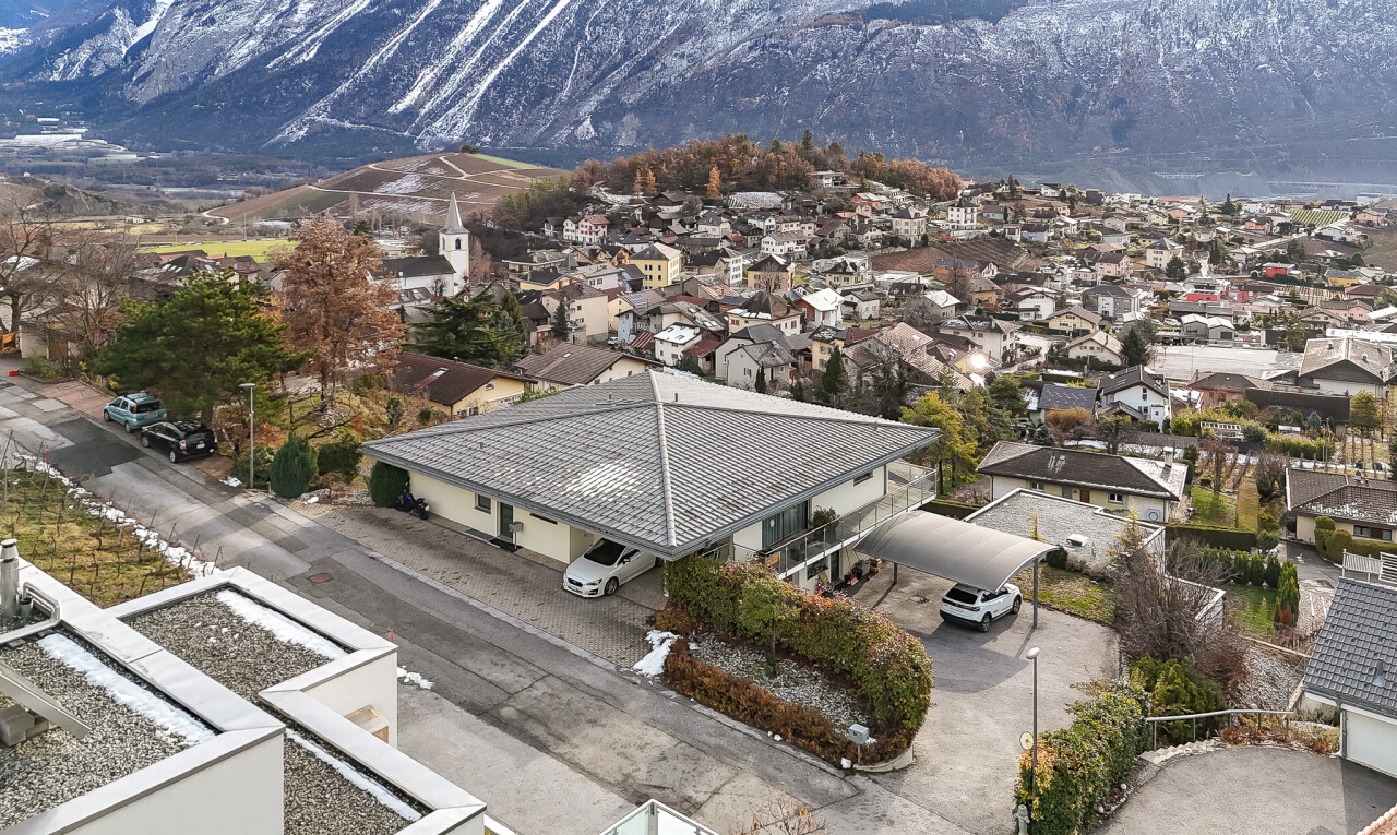 außenansicht mit blick auf die berge, mountain view, auffahrt, wohngebietblick, und residential view