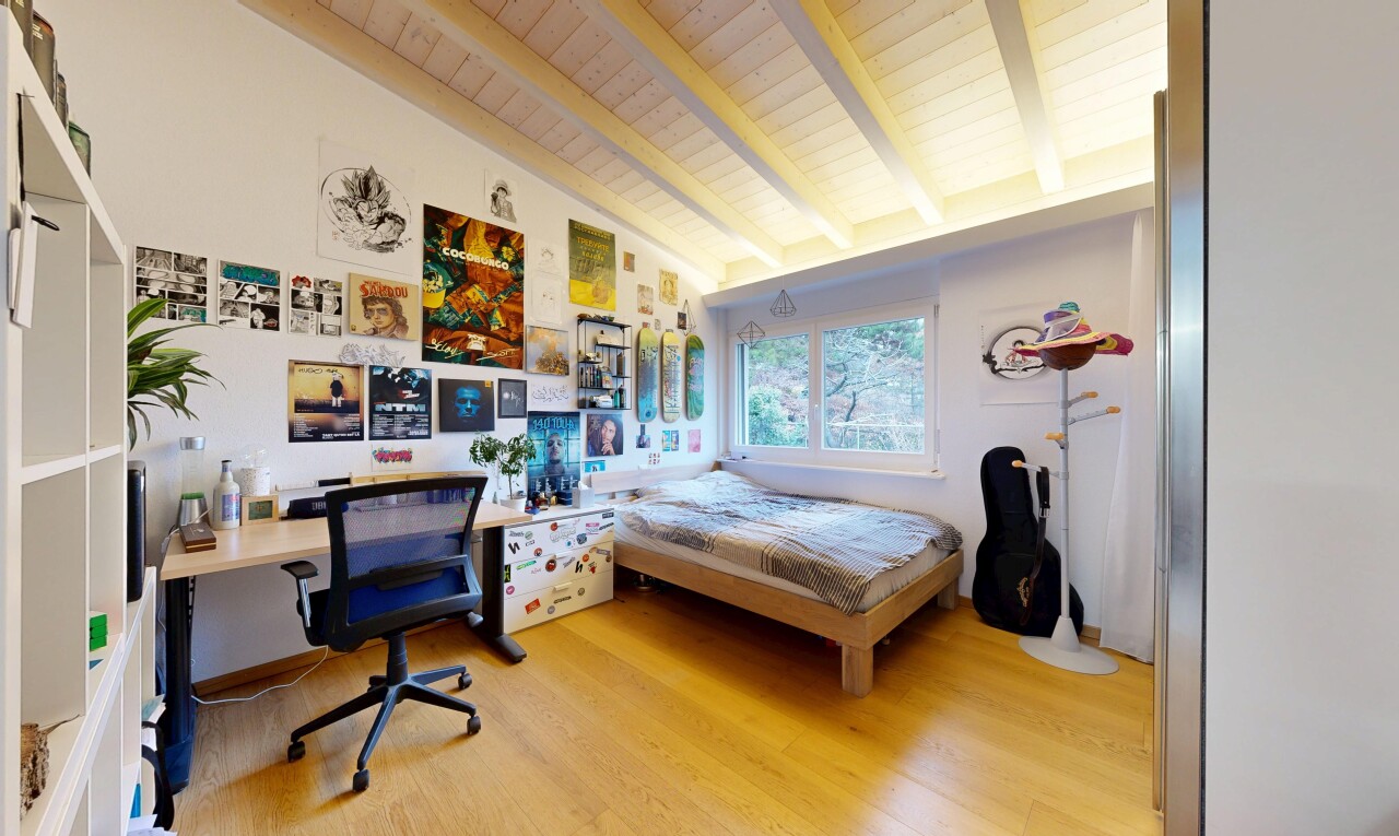 zimmer / schlafzimmer mit inside property, dachschräge, vaulted ceiling, holzfußboden, und wood finish floor