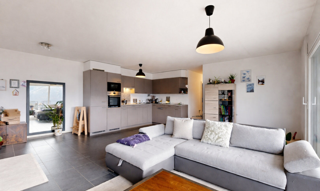 wohnzimmer mit natürliches licht, natural light, l-förmige küche, inside property, und gipskartonwand