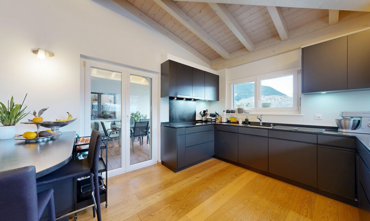 küche mit arbeitsplatten, dachschräge, vaulted ceiling, schränke mit flachen paneelen, und gipskartonwand