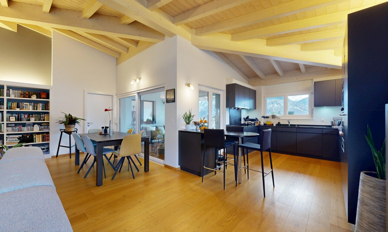 wohn- / esszimmer mit dachschräge, vaulted ceiling, inside property, holzfußboden, und wood finish floor