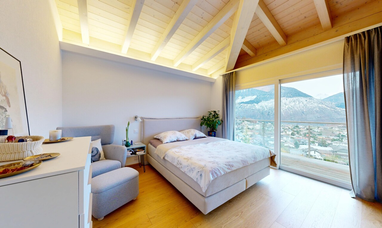 zimmer / schlafzimmer mit inside property, dachschräge, vaulted ceiling, natürliches licht, und natural light