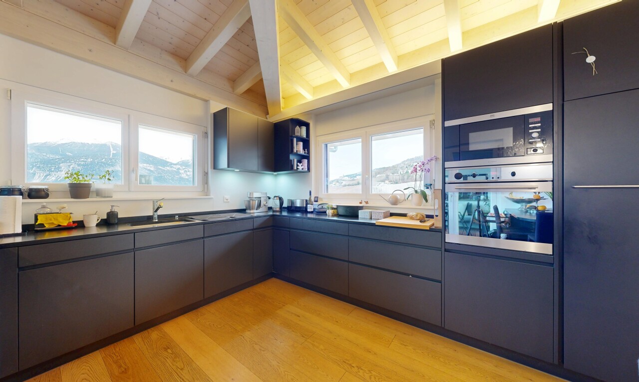 küche mit arbeitsplatten, schränke mit flachen paneelen, ofen, mikrowelle, und wood finish floor