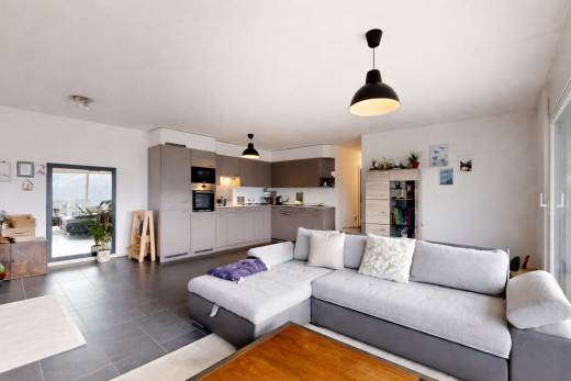 wohnzimmer mit natürliches licht, natural light, l-förmige küche, inside property, und gipskartonwand