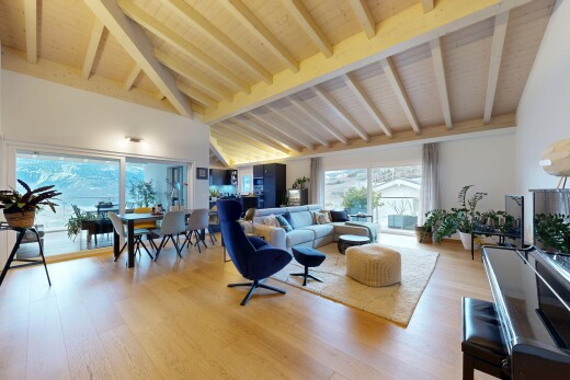 salon / salle à manger avec plafond voûté, vaulted ceiling, inside property, lumière naturelle, et natural light