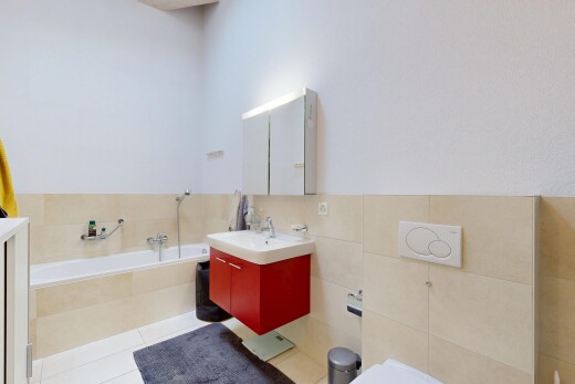 bad mit bad, schminktisch, komplettes badezimmer, spiegel, und fliesenwand