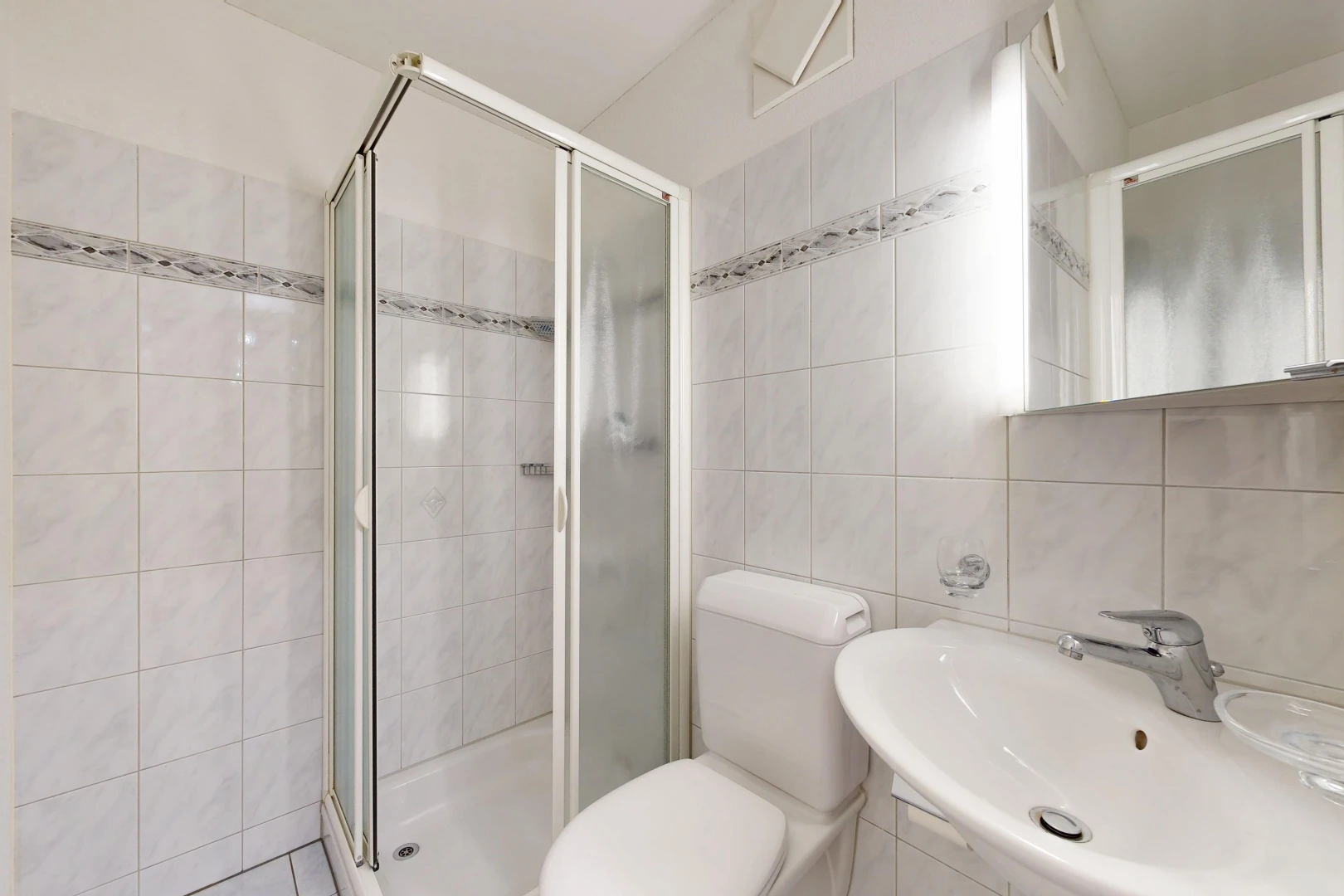 bad mit komplettes badezimmer, waschbecken, dusche, toilette, und tile wall