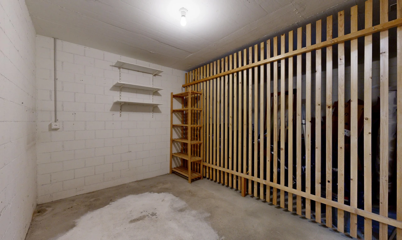 leerer raum mit betonboden, concrete floor, unfinished concrete floor, betonblockwand, und concrete block wall