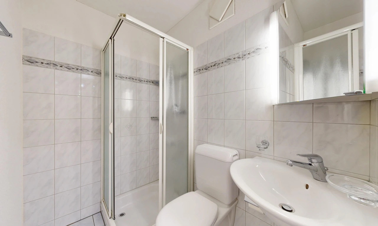 bad mit komplettes badezimmer, waschbecken, dusche, toilette, und tile wall