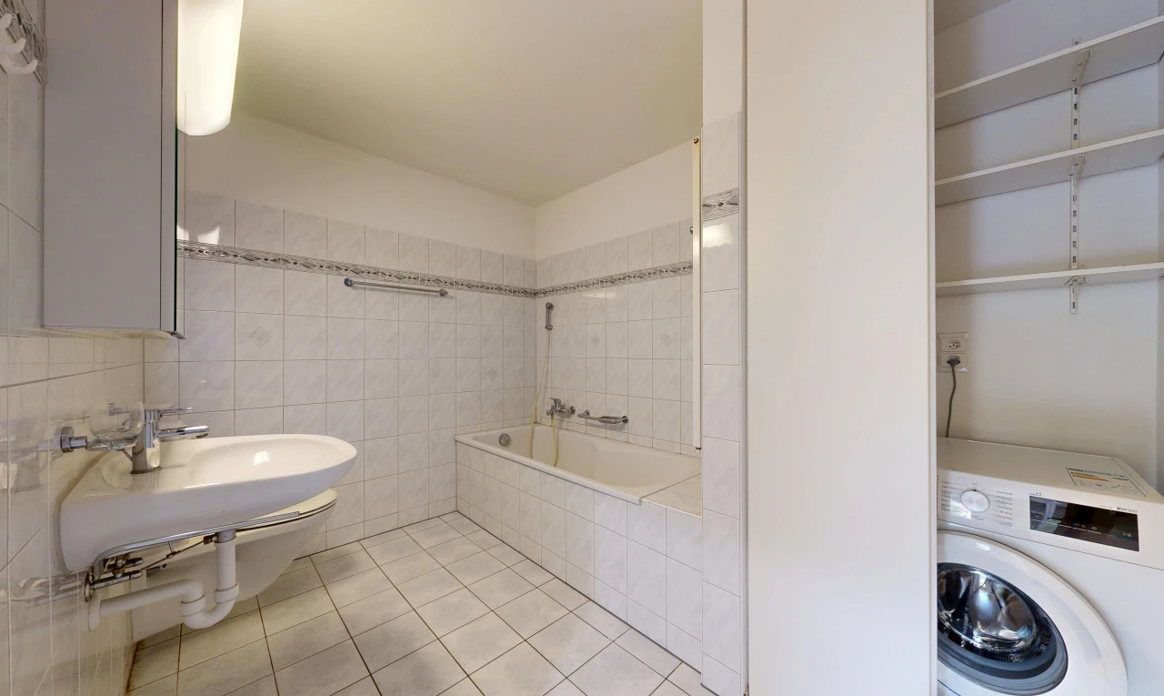bad mit tumbler, komplettes badezimmer, fliesenwand, tile wall, und waschbecken