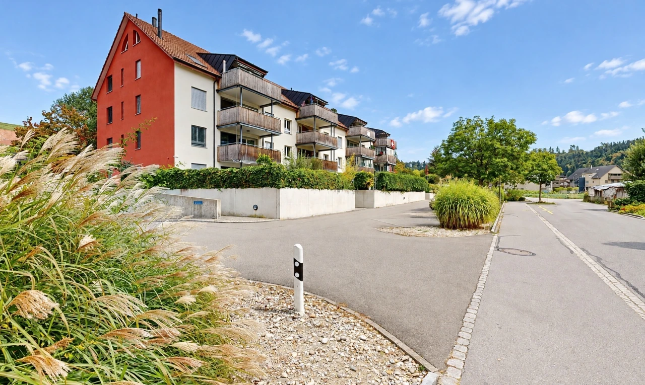 außenansicht mit blick auf wohnanlage, apartment complex view, und day time