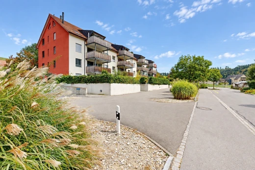 außenansicht mit blick auf wohnanlage, apartment complex view, und day time