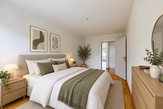 zimmer / schlafzimmer mit gipskartonwand, drywall, virtually staged, holzfußboden, und wood finish floor