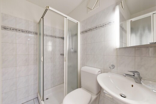 bad mit komplettes badezimmer, waschbecken, dusche, toilette, und tile wall
