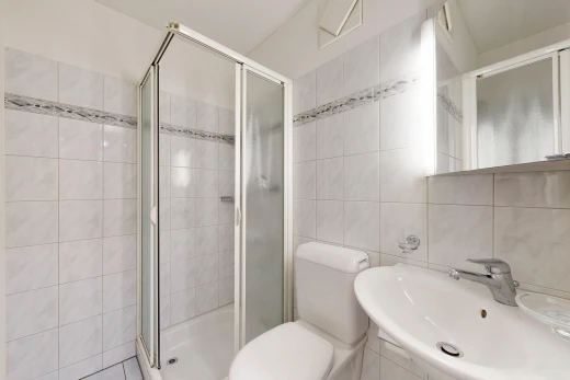 bad mit komplettes badezimmer, waschbecken, dusche, toilette, und tile wall