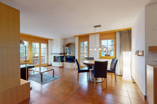 wohn- / esszimmer mit fernsehen, fliesenboden, und natürliches licht